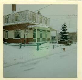 Vue de l’extérieur de la maison d’Adrien Vohl et Yvonne L’Écuyer