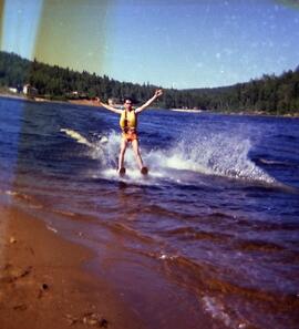 Un homme fait du ski nautique sur le lac