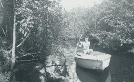 Homme seul en bateau qui rame