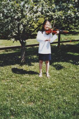 Fille qui joue du violon dehors