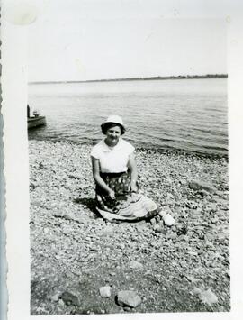 Claudine Vohl sur le bord du fleuve à Deschambault