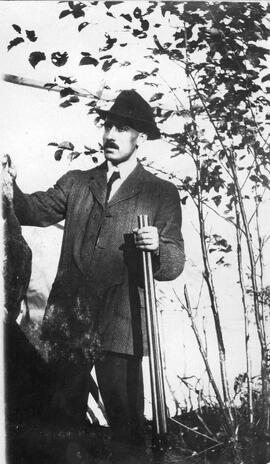 Un homme avec un fusil