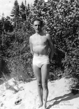 Raymond Gervais sur la plage en maillot