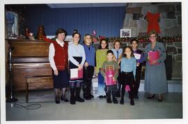 Claudine Vohl, Jasmine Laframboise et des membres de la chorale au concert de Noël au CHSLD