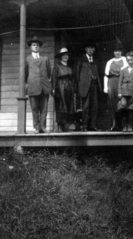 Plusieurs personnes sur une galerie