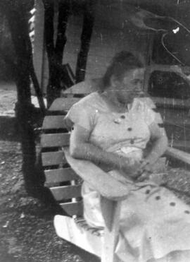 Femme sur une chaise