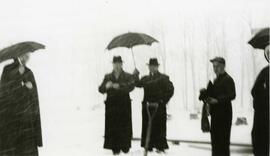 Religieux avec parapluies - 15 cm x 9 cm – n&b.