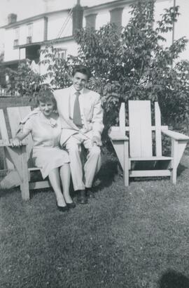 Homme et une femme assis sur la même chaise