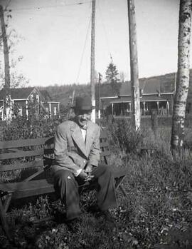Un homme sur un banc de parc