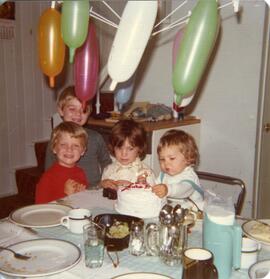 Louis-David Vohl-Julien et Martine Vohl chez leur oncle Rémy Vohl pour un anniversaire