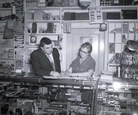 Angers, Lucienne, épouse de Georges Ed Déry et son fils Louis-Philippe