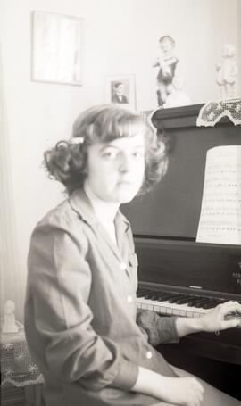 Une femme au piano