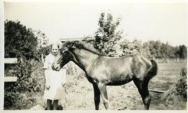 Berthe Petitclerc avec un cheval chez Fortunat Vohl