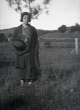 Une femme debout dans un champ