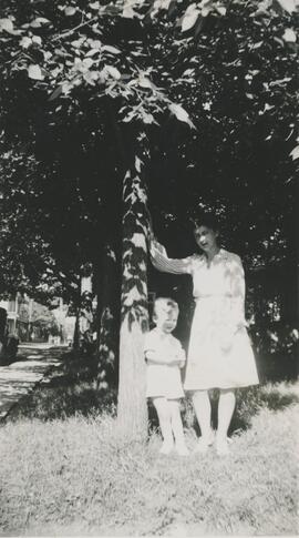 Femme et son enfant sous un arbre