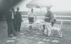 Hommes qui mangent près de l'eau