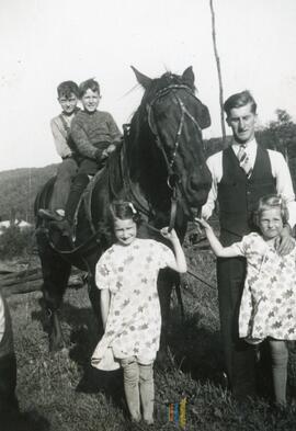 Une famille avec un cheval