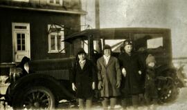 Bernard, Justin, Paul-Eugène et Éliette Vohl devant une voiture