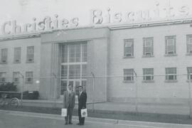 Deux homme devant un magasin - Christies Biscuits