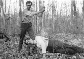 Deux hommes s'amusant dans les bois