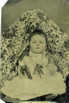 Bébé posant, tenue par une personne cachée