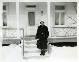 Claudine Vohl devant la maison familiale