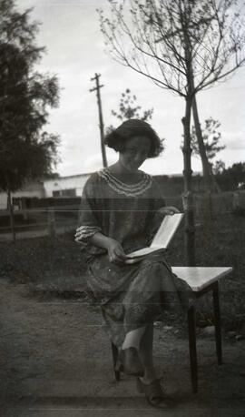 Une femme assise en train de lire