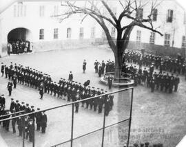 Militaires dans la cour du Séminaire de Québec