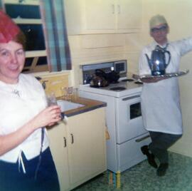 Un homme et une femme dans la cuisine