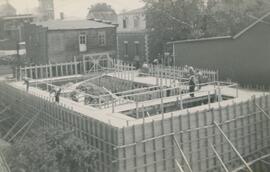 Construction de la nouvelle usine d'embouteillage devant l'ancienne usine d'embouteillage - Liqueurs Leduc