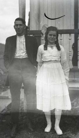 Un jeune couple devant galerie