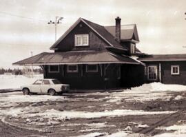 Gare de Shannon avec voiture sur le côté et neige, Propriétaire original  Central Station MTL - Propriétaire actuel Canadian International - Nom de la bâtisse : Gare Valcartier