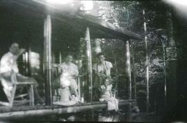 Plusieurs personnes sur une galerie