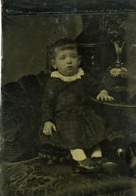 Jeune enfant posant assis