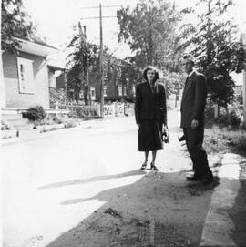Homme et femme dehors dans la rue