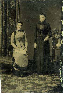 Deux jeunes femmes posant