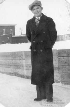 Portrait d’un jeune homme sur une patinoire