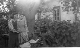 Deux femmes avec une poussette