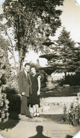 Homme et femme devant une fontaine