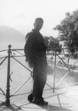 Portrait d’un homme devant une clôture en métal