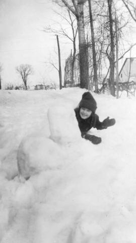 Une fillette qui joue dans la neige