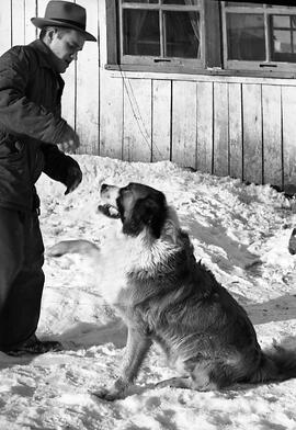 Homme avec son chien dans la neige