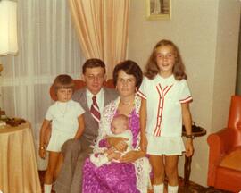 Raynald Vohl et Nicole Ouellette avec leurs filles Marie-Claude, Patricia et Marie-Josée - 10e anniversaire de mariage
