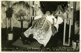 L’abbé Jos Georges McCrea en chapelle ardente