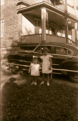 Deux  enfant devant une voiture