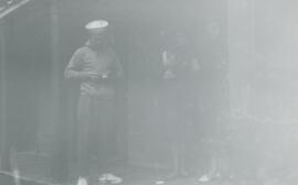 Homme qui regarde les photos qui a pris sur son appareil photo