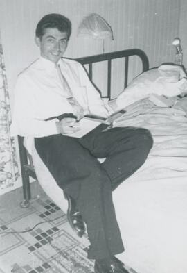 Homme assis sur un lit