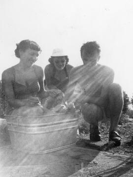 Femme accroupi dans un seau
