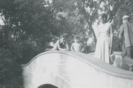 Enfants et adultes sur un petit pont