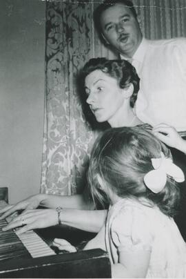 Femme qui joue du piano